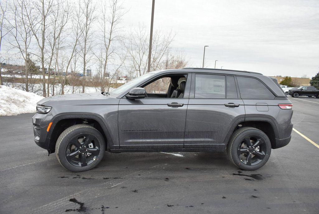 new 2025 Jeep Grand Cherokee car, priced at $42,590
