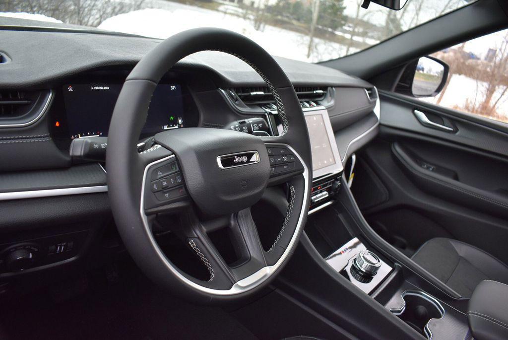 new 2025 Jeep Grand Cherokee car, priced at $42,590