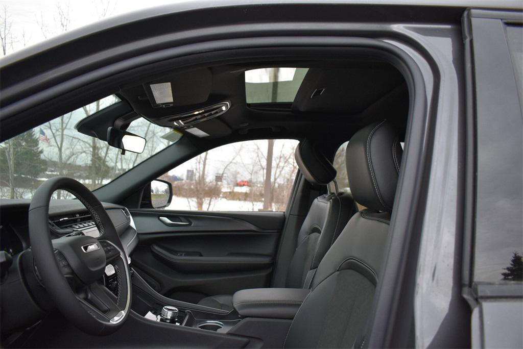 new 2025 Jeep Grand Cherokee car, priced at $42,999