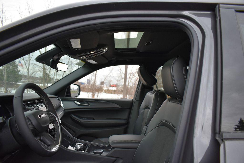 new 2025 Jeep Grand Cherokee car, priced at $42,590