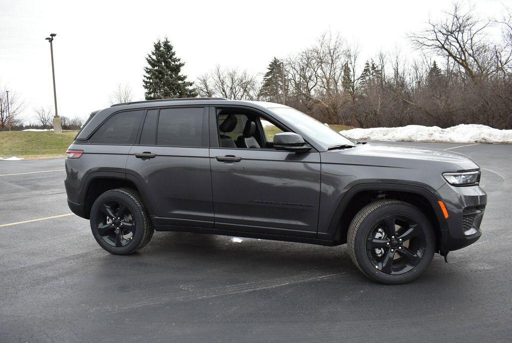new 2025 Jeep Grand Cherokee car, priced at $42,590