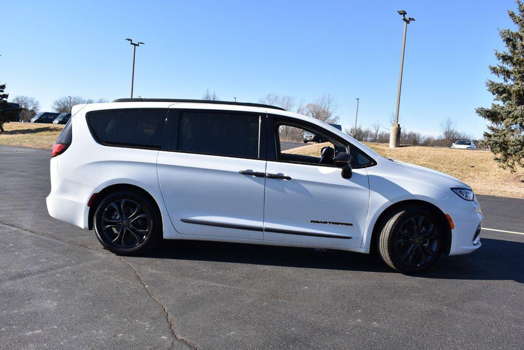 used 2024 Chrysler Pacifica car, priced at $34,471