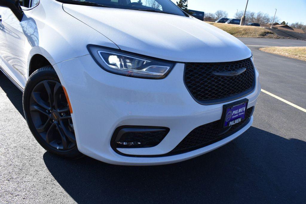 used 2024 Chrysler Pacifica car, priced at $34,471