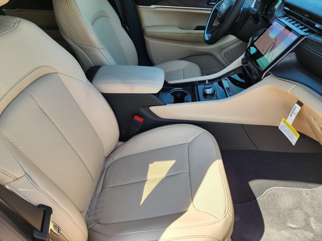 new 2025 Jeep Grand Cherokee car, priced at $42,995
