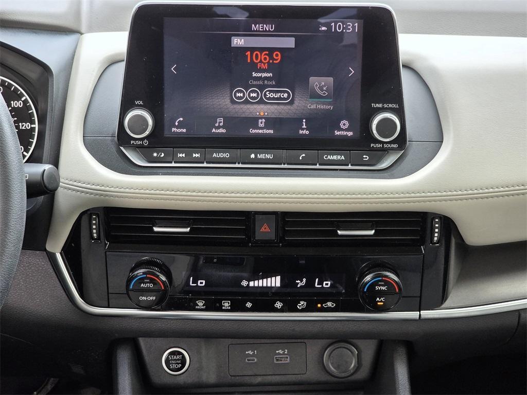 2022 White Nissan Rogue
