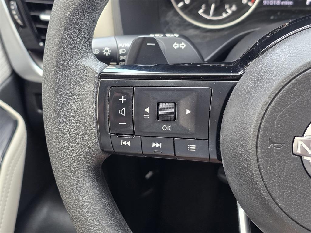 2022 White Nissan Rogue