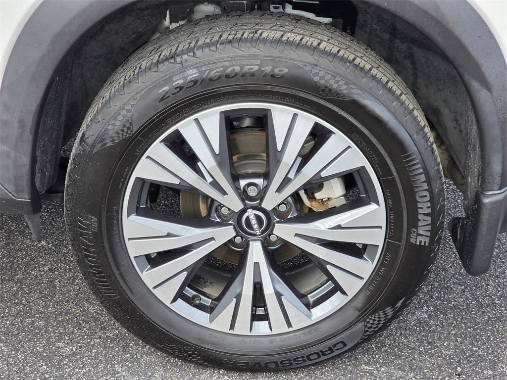 2022 White Nissan Rogue