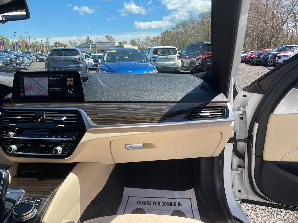 BMW 5 Series view 29