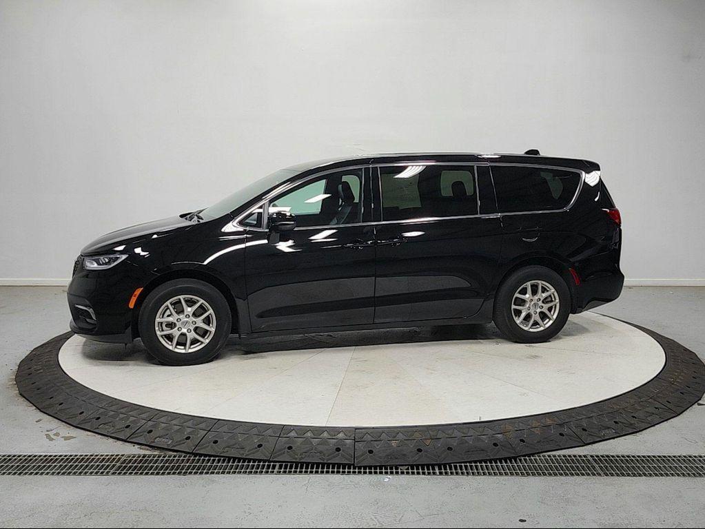 used 2025 Chrysler Pacifica car, priced at $27,985