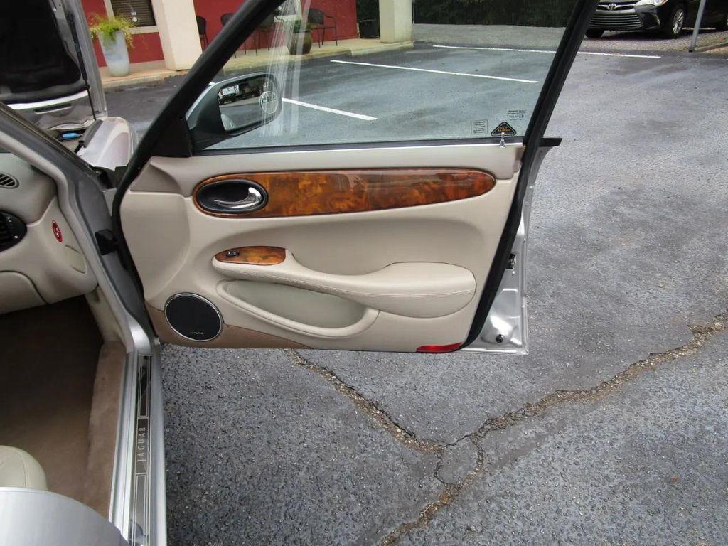 Jaguar XJ8 view 26