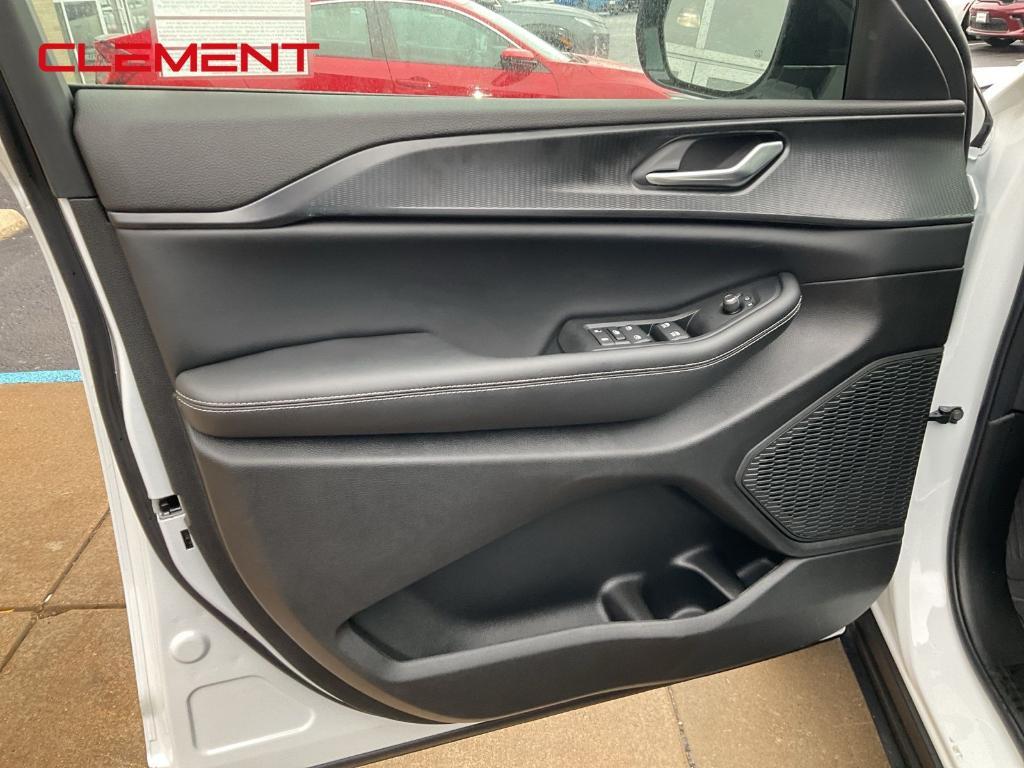 new 2025 Jeep Grand Cherokee car, priced at $42,125