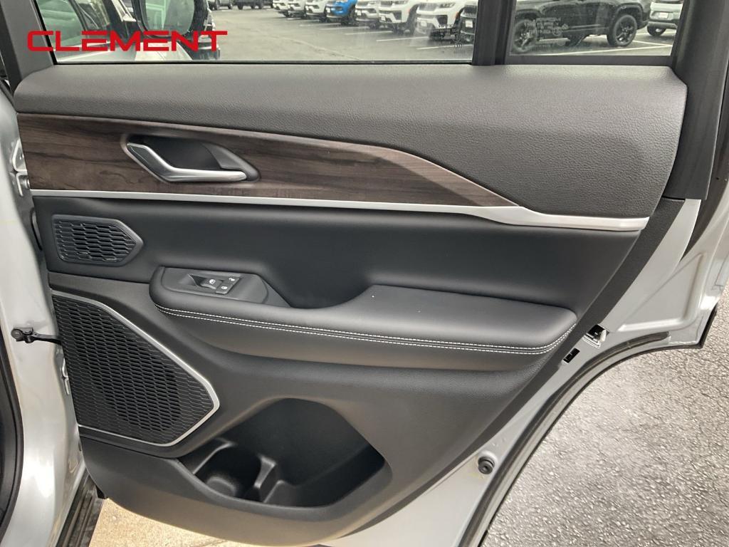 new 2026 Jeep Grand Cherokee car, priced at $48,003