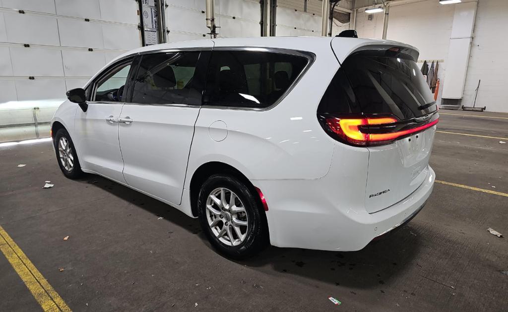 used 2024 Chrysler Pacifica car, priced at $29,000