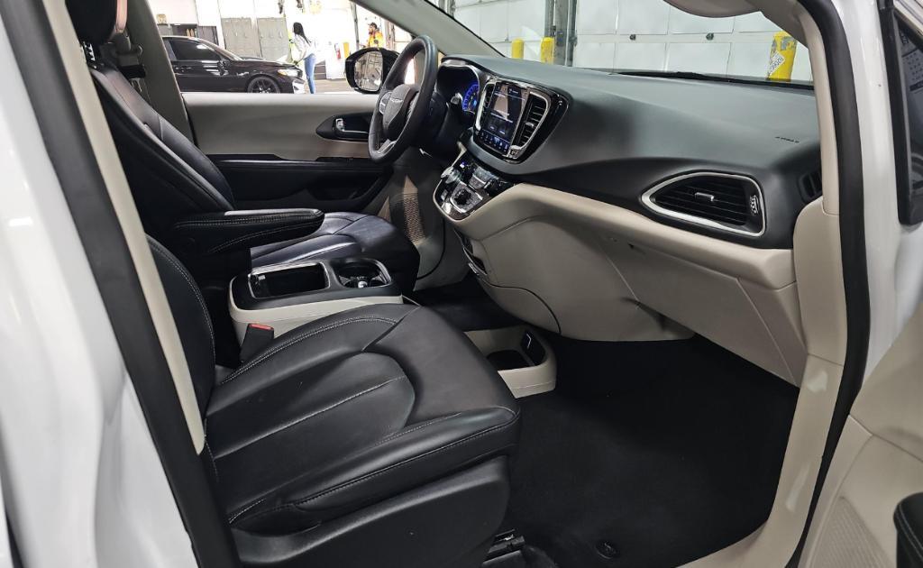 used 2024 Chrysler Pacifica car, priced at $29,000