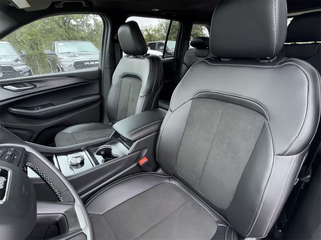 new 2025 Jeep Grand Cherokee car, priced at $37,915