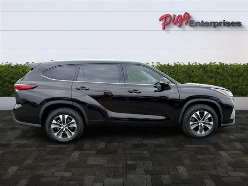 used 2022 Toyota Highlander car, priced at $32,766