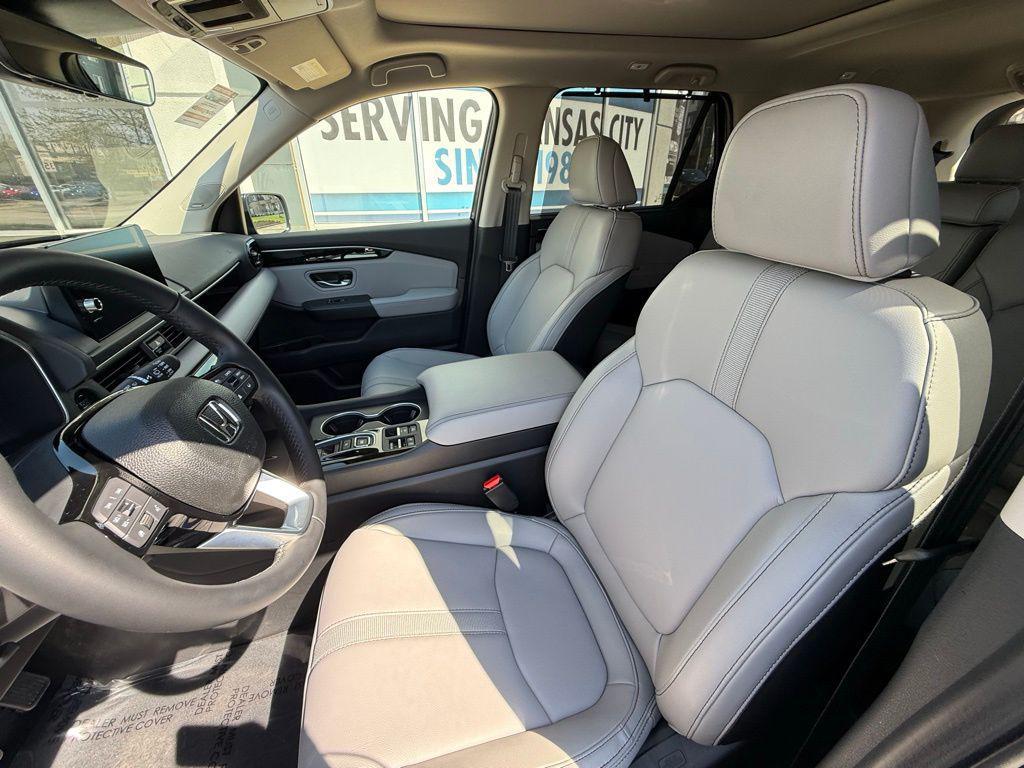 used 2025 Honda Pilot car, priced at $50,199