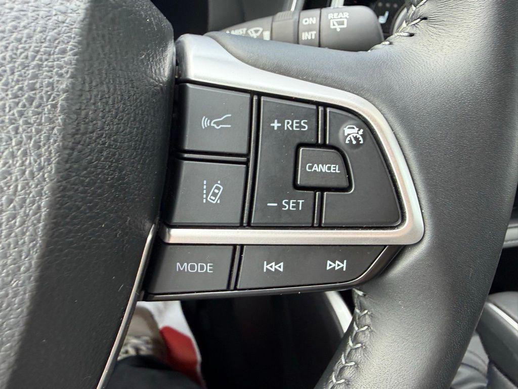 used 2025 Toyota Highlander car, priced at $46,699