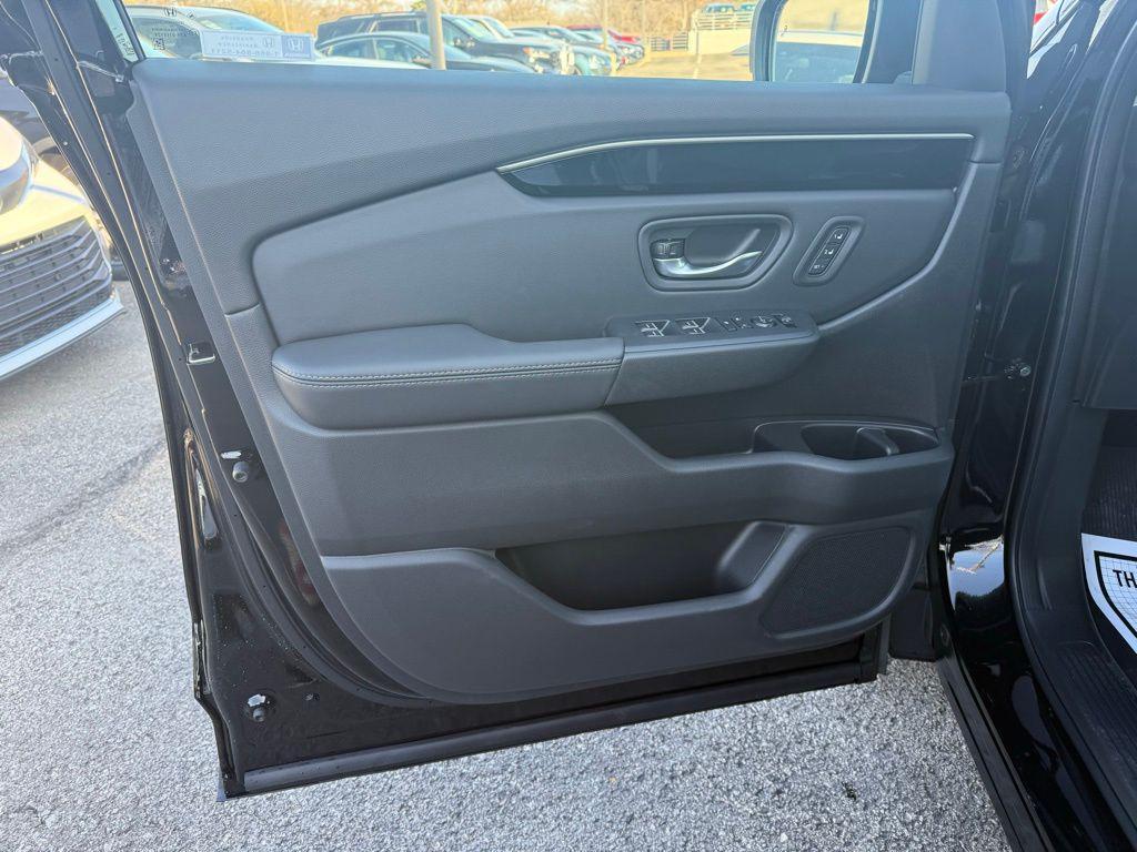 new 2025 Honda Pilot car, priced at $47,095