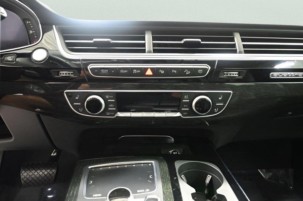 Audi Q7 view 24