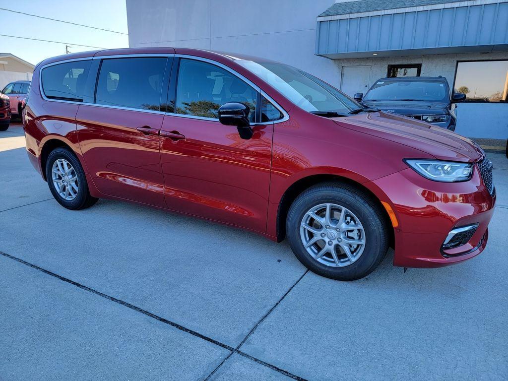 new 2026 Chrysler Pacifica car, priced at $38,886