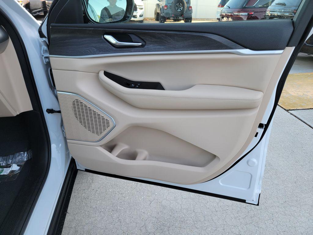new 2026 Jeep Grand Cherokee car, priced at $40,470