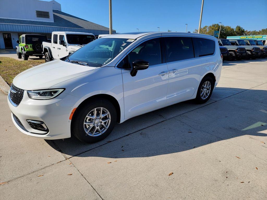 new 2026 Chrysler Pacifica car, priced at $39,964