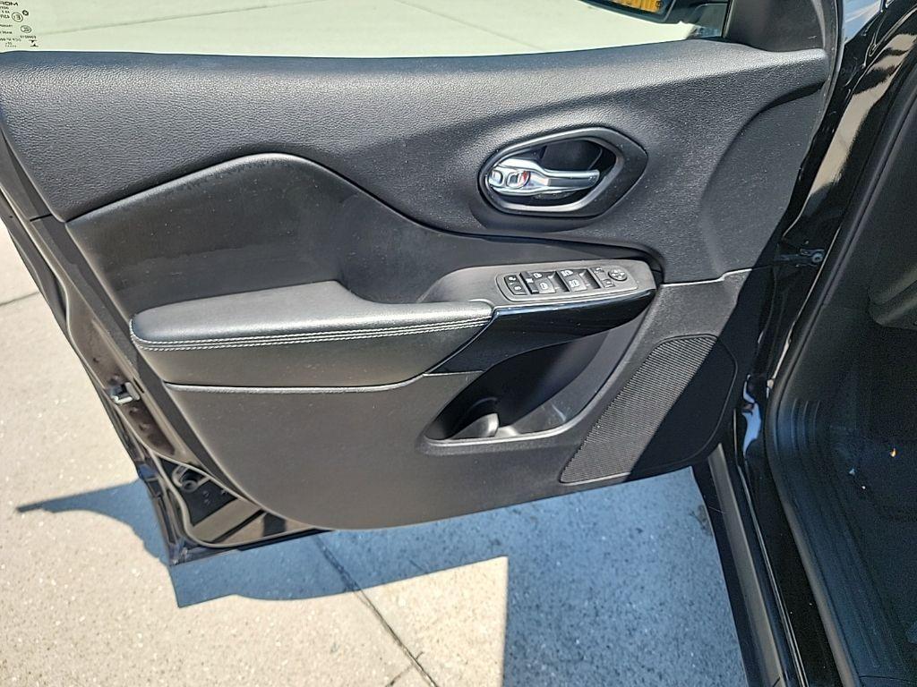 used 2023 Jeep Cherokee car, priced at $23,984