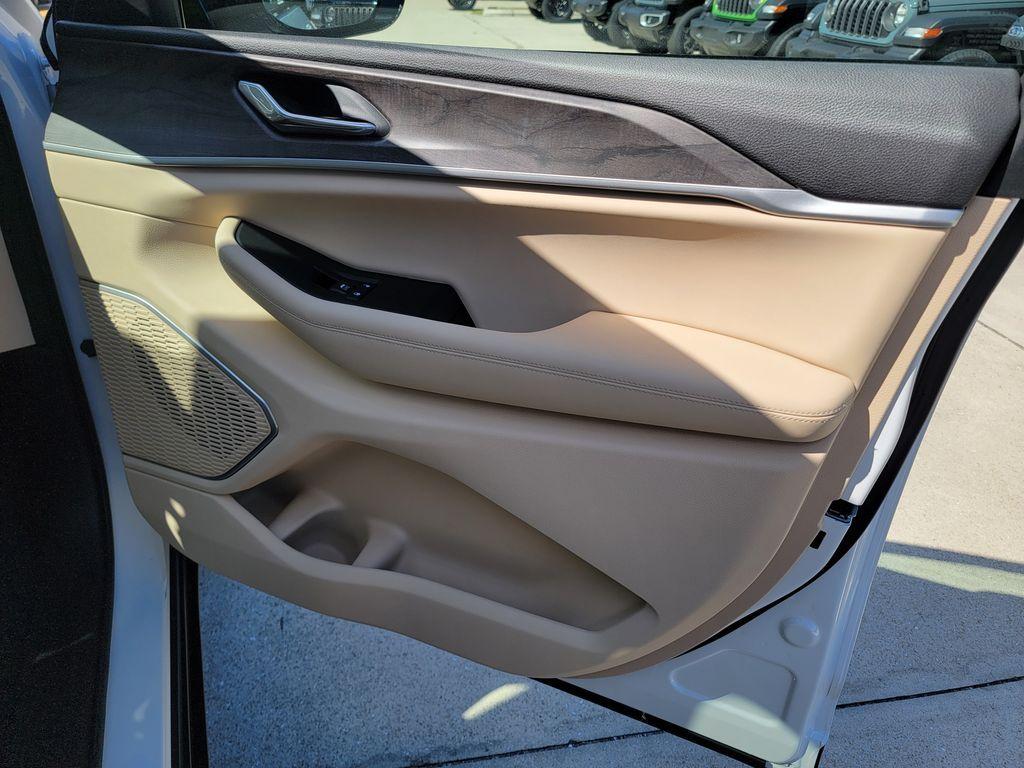 new 2026 Jeep Grand Cherokee car, priced at $40,992