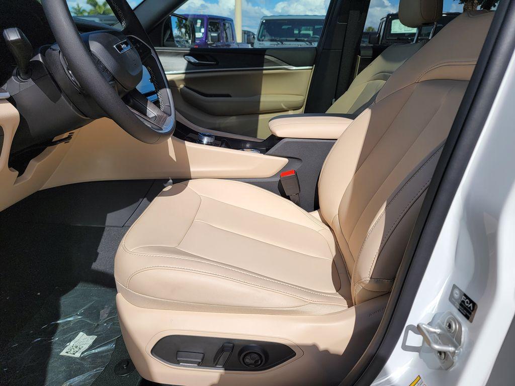 new 2026 Jeep Grand Cherokee car, priced at $40,992