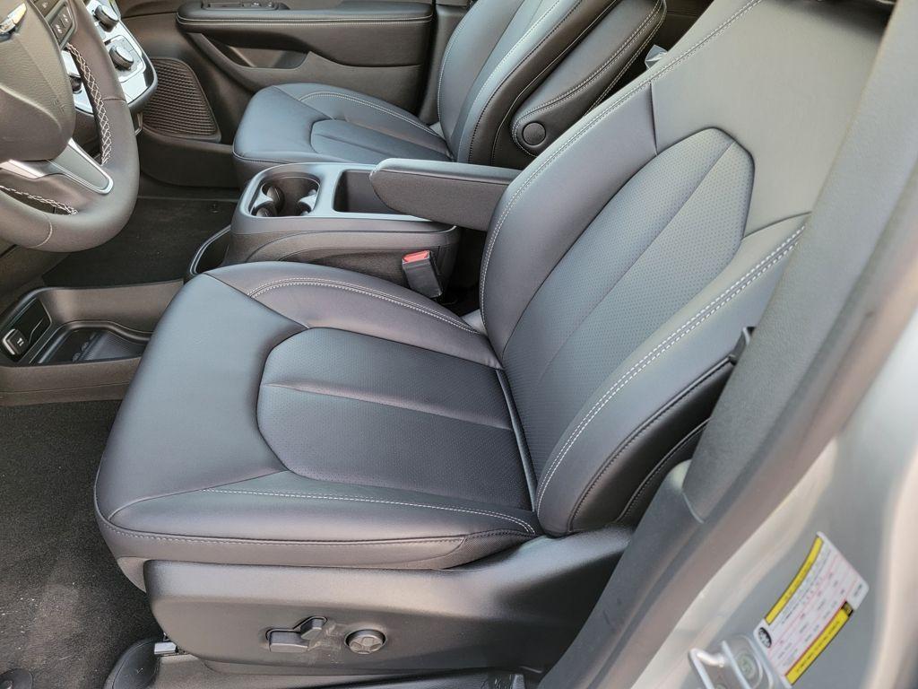 new 2026 Chrysler Pacifica car, priced at $38,906