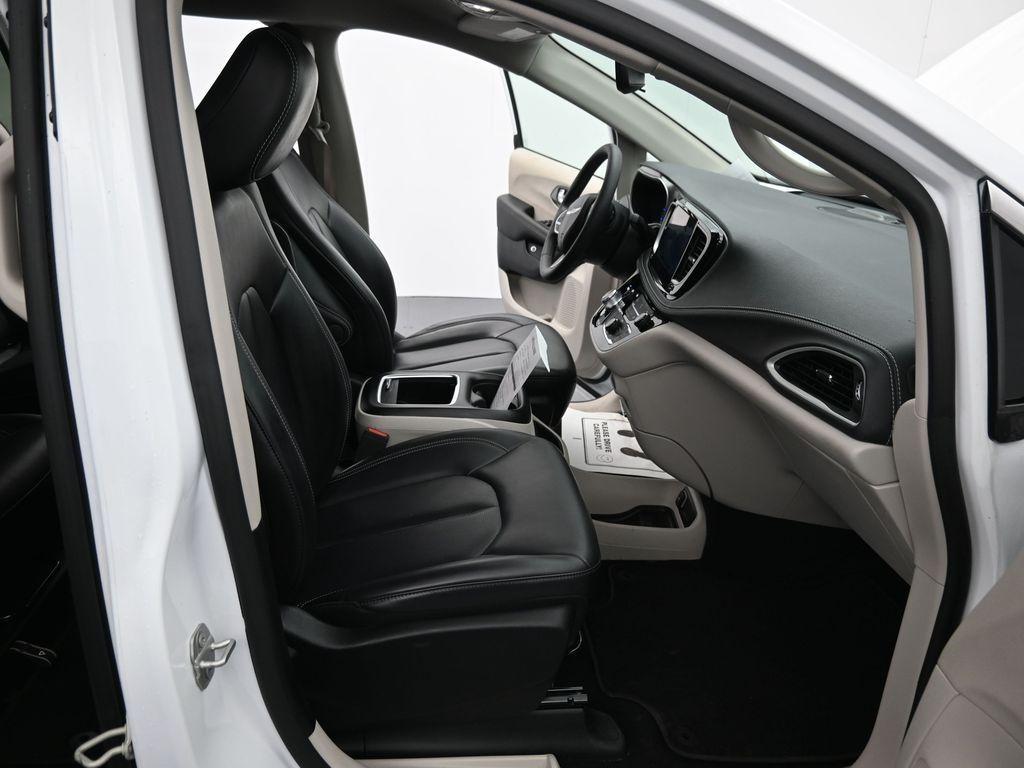 used 2023 Chrysler Pacifica Hybrid car, priced at $23,657