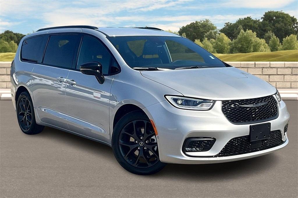 new 2026 Chrysler Pacifica car, priced at $43,674