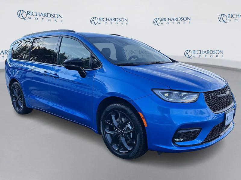 new 2026 Chrysler Pacifica car, priced at $44,622
