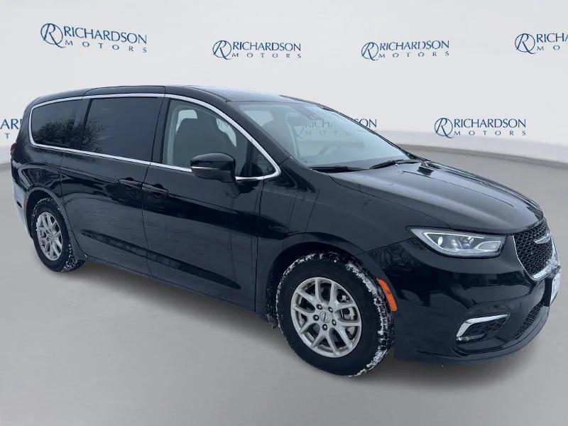 used 2024 Chrysler Pacifica car, priced at $28,303