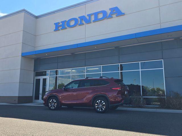used 2020 Toyota Highlander car, priced at $27,998
