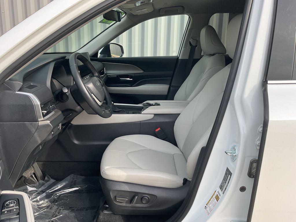used 2025 Toyota Grand Highlander car, priced at $45,866
