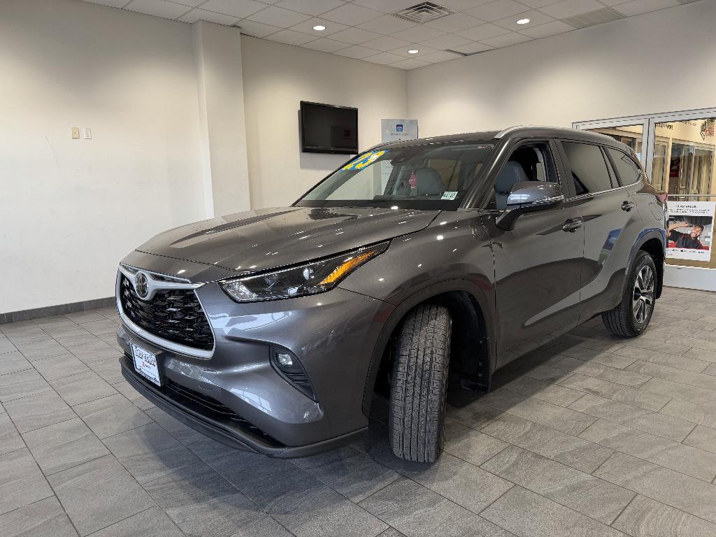 used 2023 Toyota Highlander car, priced at $36,995