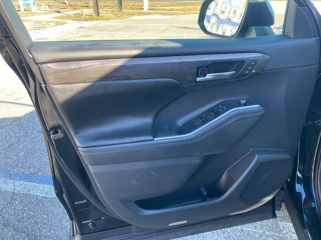 used 2021 Toyota Highlander car, priced at $28,049