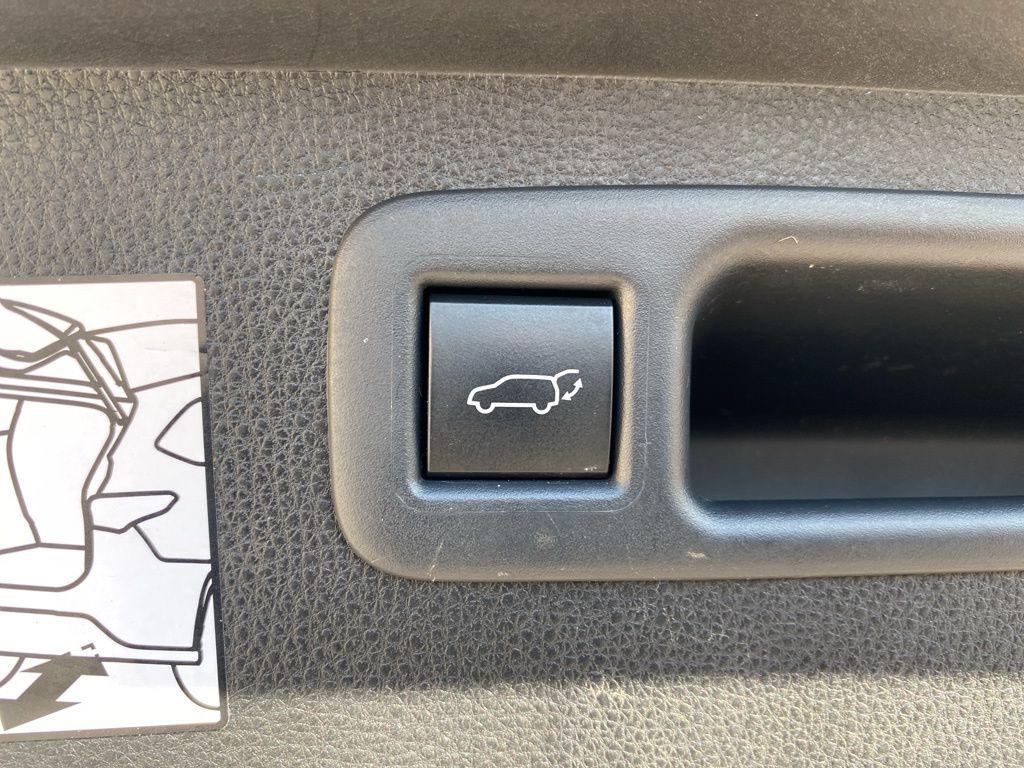 used 2021 Toyota Highlander car, priced at $28,049