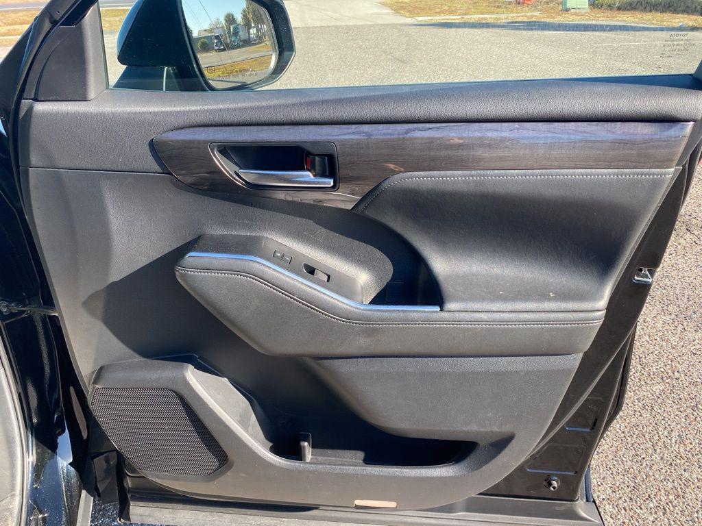 used 2021 Toyota Highlander car, priced at $28,049