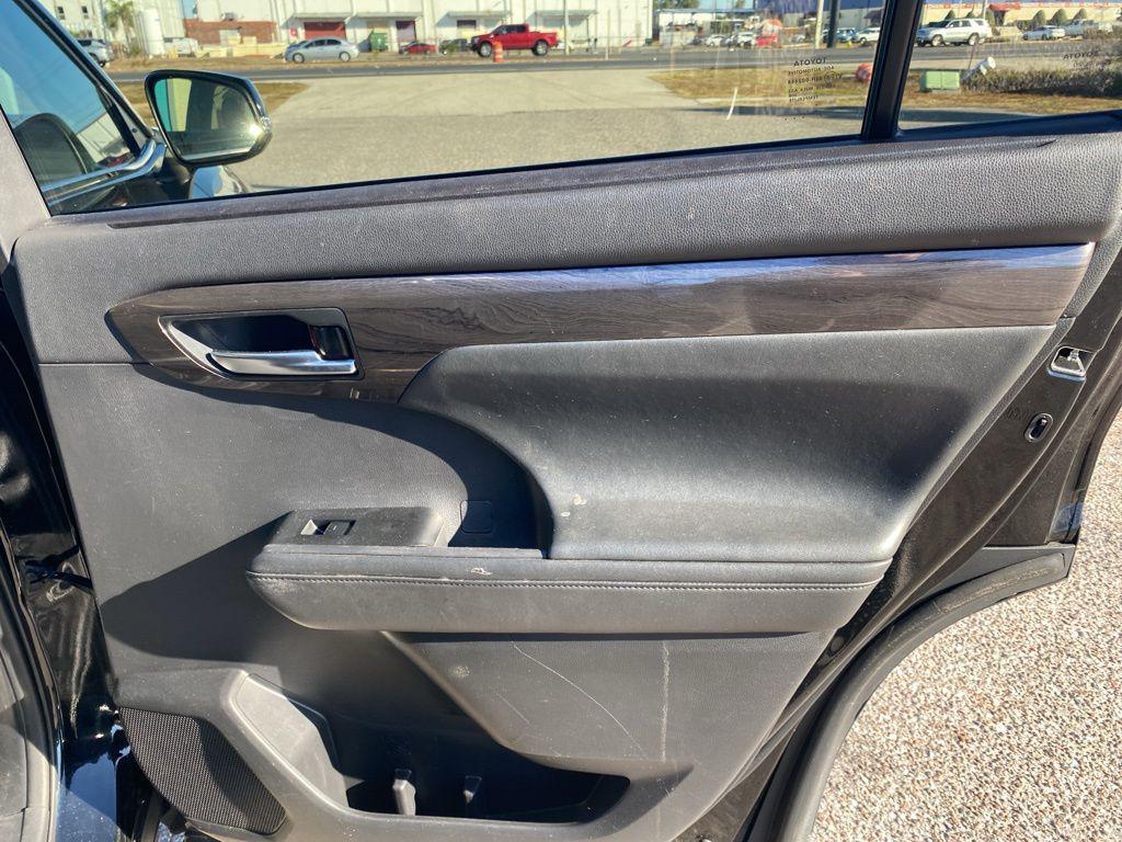 used 2021 Toyota Highlander car, priced at $28,049