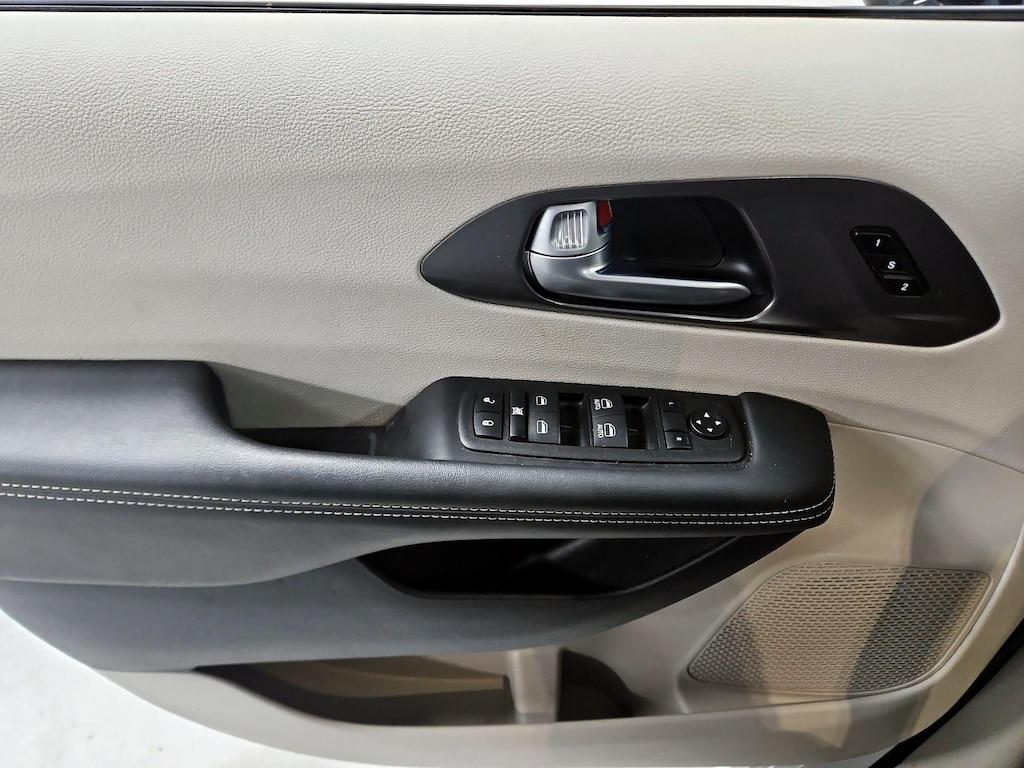 used 2024 Chrysler Pacifica car, priced at $27,998