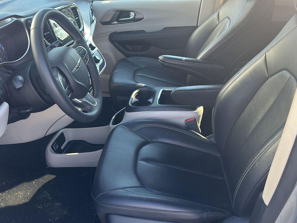used 2024 Chrysler Pacifica car, priced at $27,691