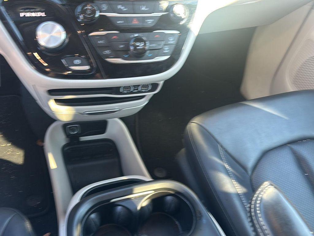 used 2024 Chrysler Pacifica car, priced at $27,691