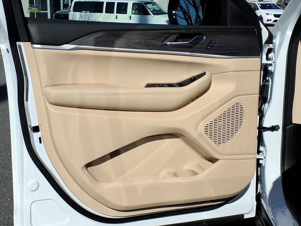 new 2025 Jeep Grand Cherokee L car, priced at $51,685