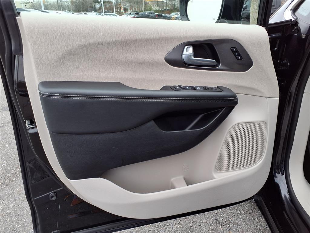 used 2024 Chrysler Pacifica car, priced at $27,791