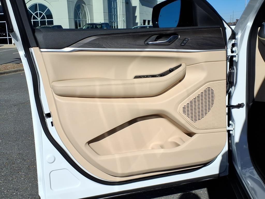 new 2025 Jeep Grand Cherokee car, priced at $45,582