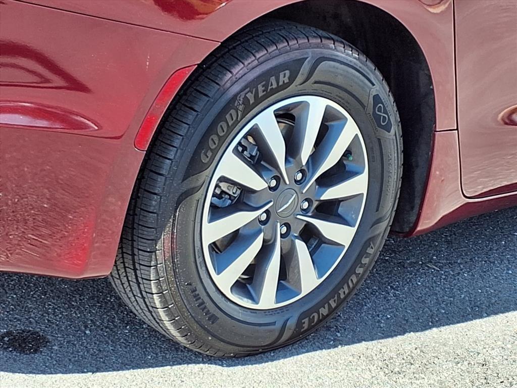 used 2021 Chrysler Pacifica Hybrid car, priced at $20,895