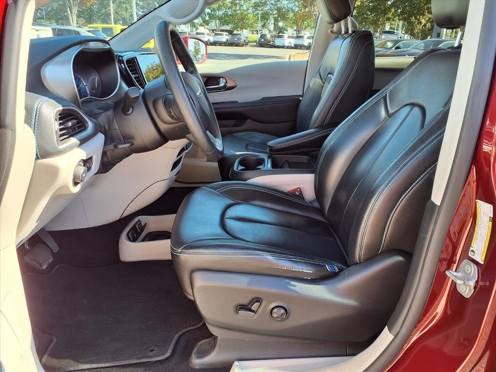 used 2021 Chrysler Pacifica Hybrid car, priced at $20,895